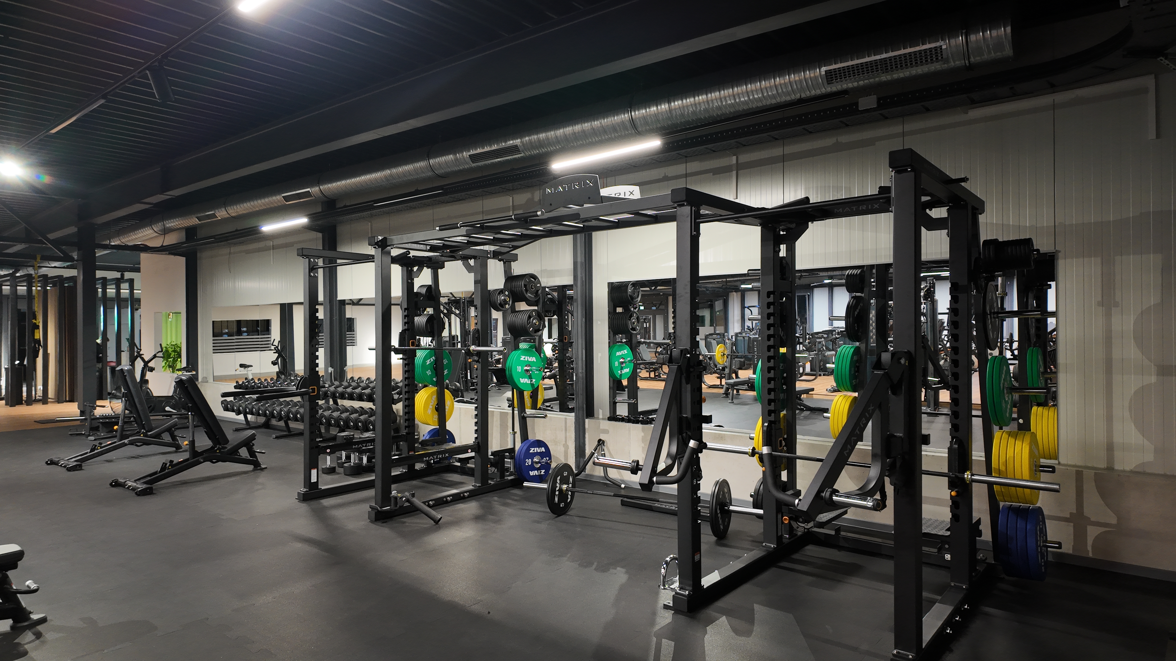Rack- und Hantelbereich im JonFit Studio