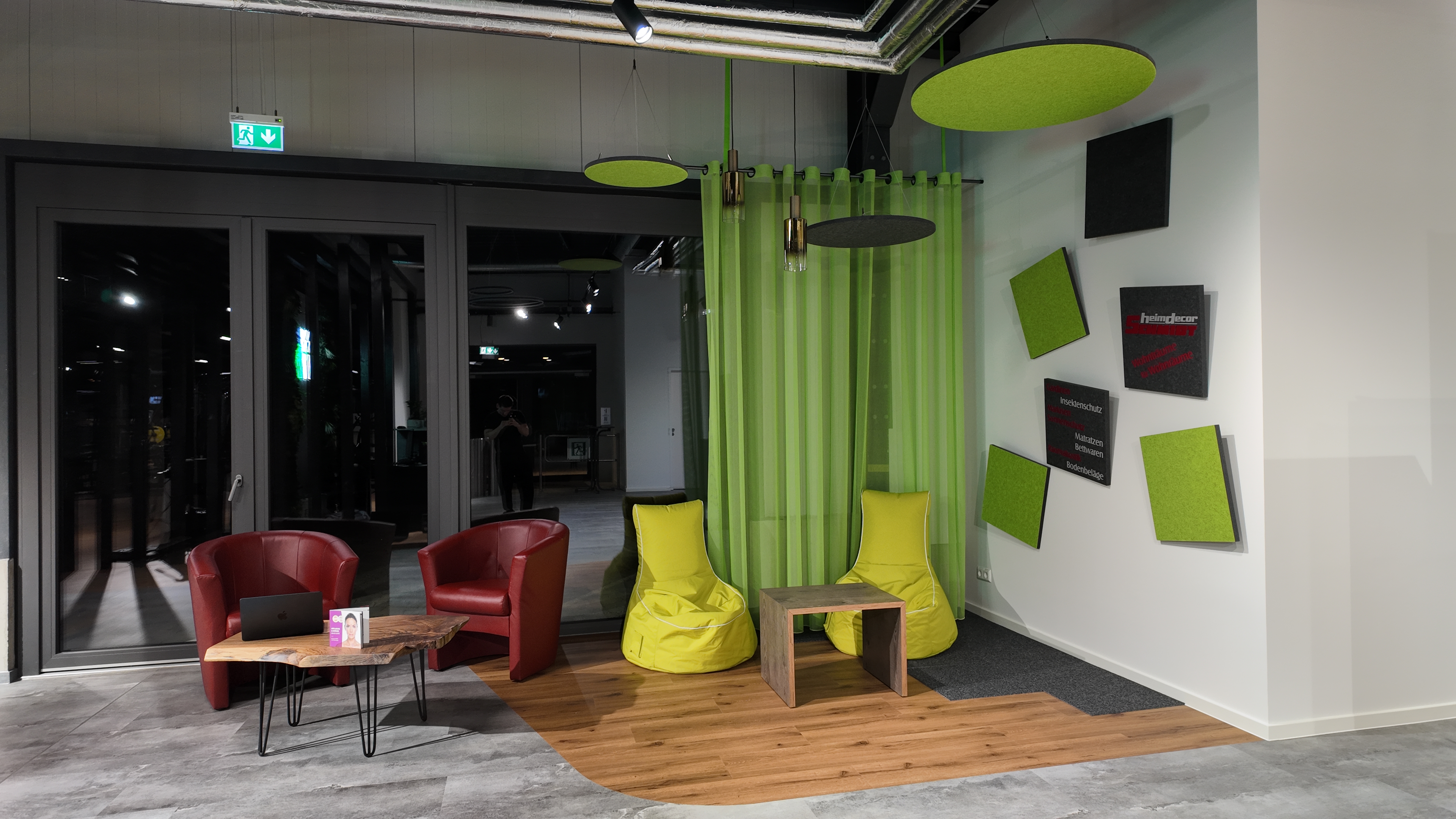 Lounge- und Beratungsbereich im JonFit Studio