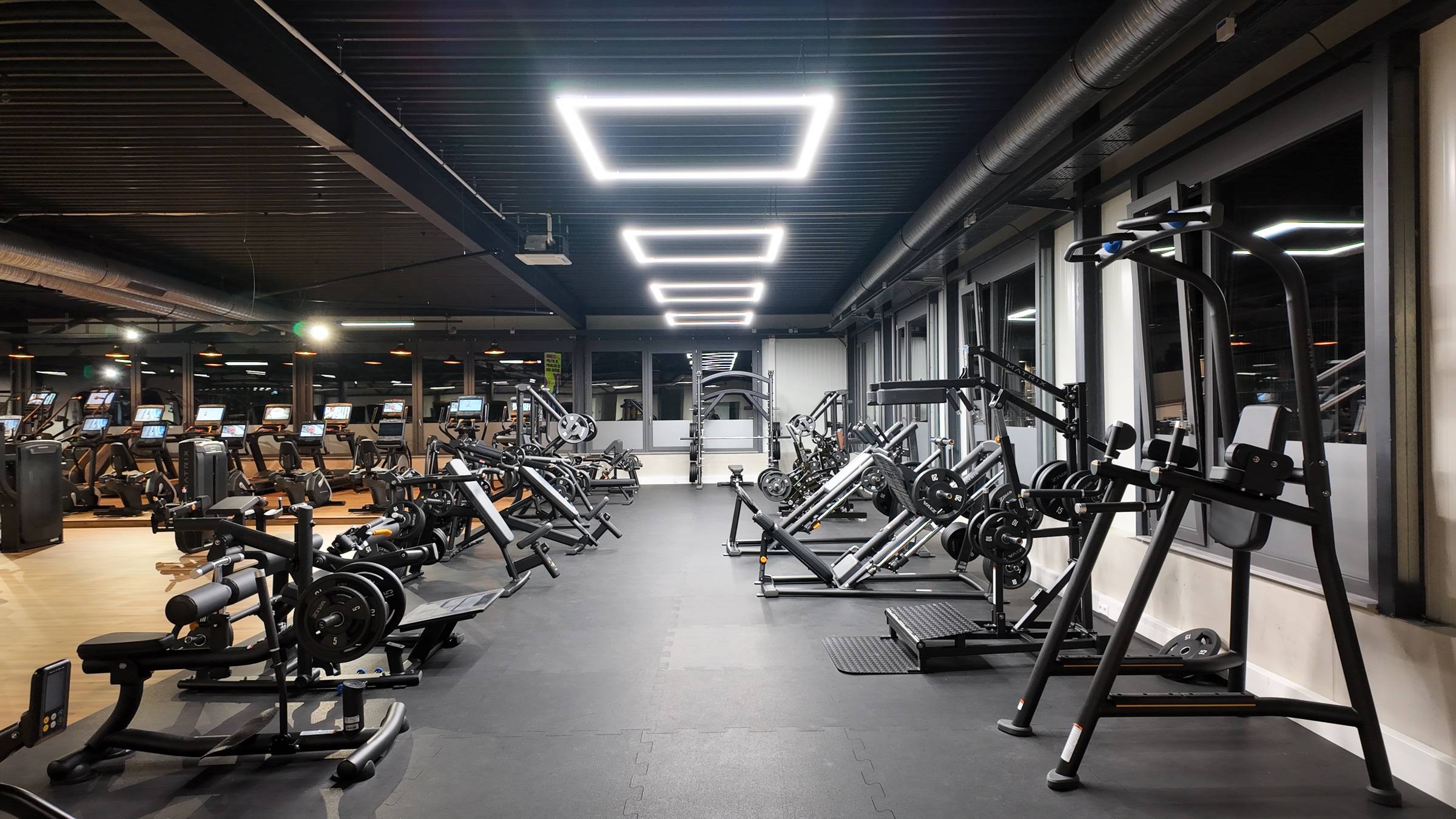 Weite Kraft- und Cardiotrainingfläche im JonFit Studio